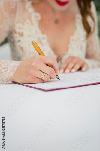 Panna Młoda podpisuje aktu ślubu