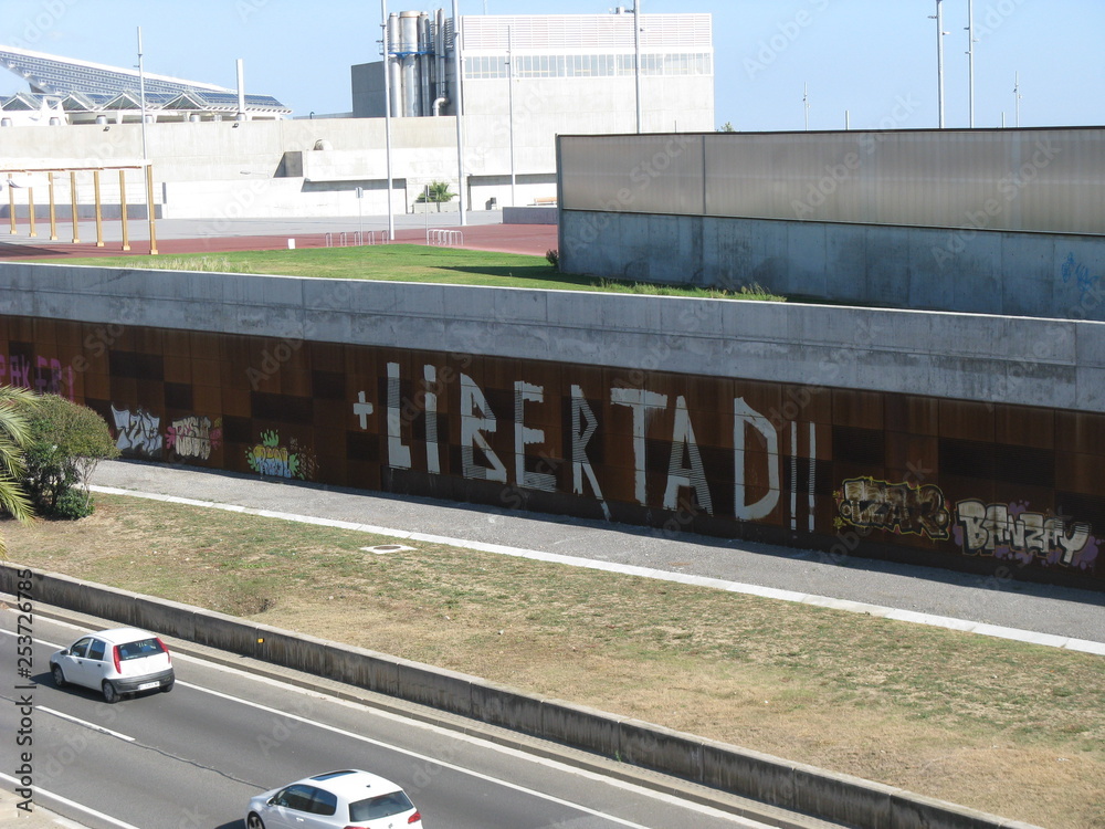 Obraz premium Un camino de Libertad en Barcelona. Dia otono perfecto, cielo azul