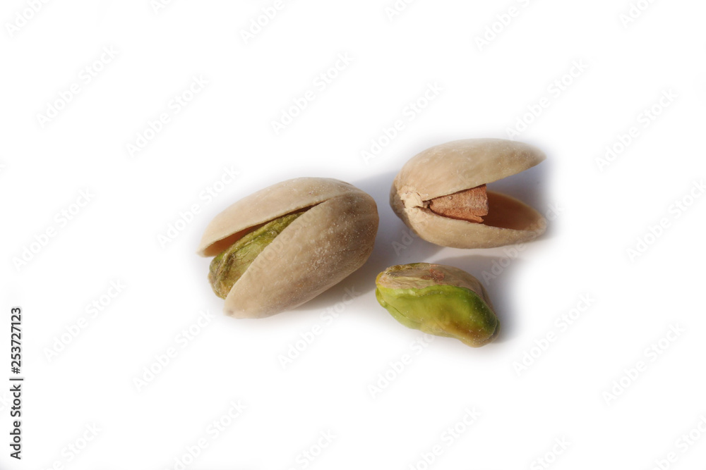 Obraz premium Pistachios isolated on white background