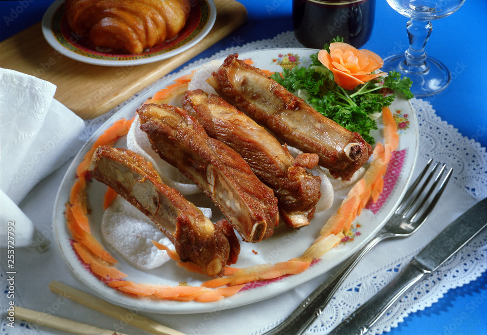 Bandeja con Costillas, zanahoria y pan de arroz. Bandeja con Costillas, zanahoria y pan de arroz.