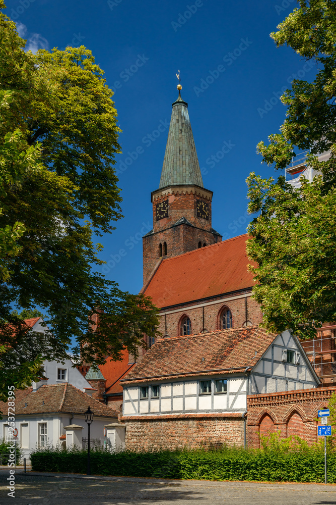 Blick von Osten auf den historischen Dom St. Peter und Paul in Brandenburg/Havel