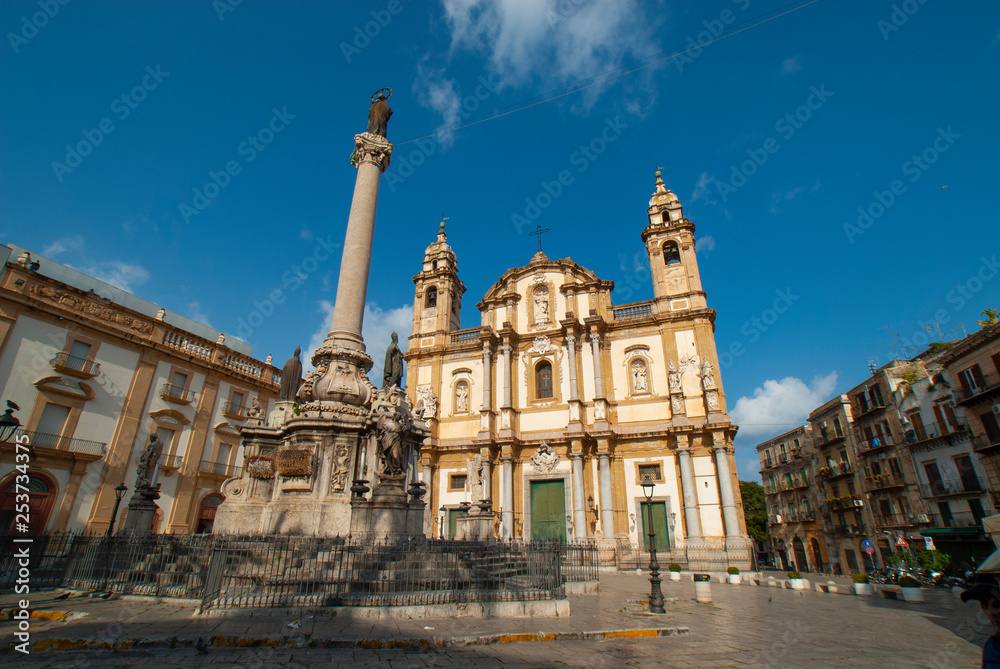 Fototapeta premium Fontana Pretoria on Piazza Pretoria. Work of the Florentine sculptor Francesco Camilliani. Palermo, Sicily, Italy
