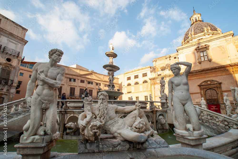 Fontana Pretoria on Piazza Pretoria. Work of the Florentine sculptor Francesco Camilliani. Palermo, Sicily, Italy