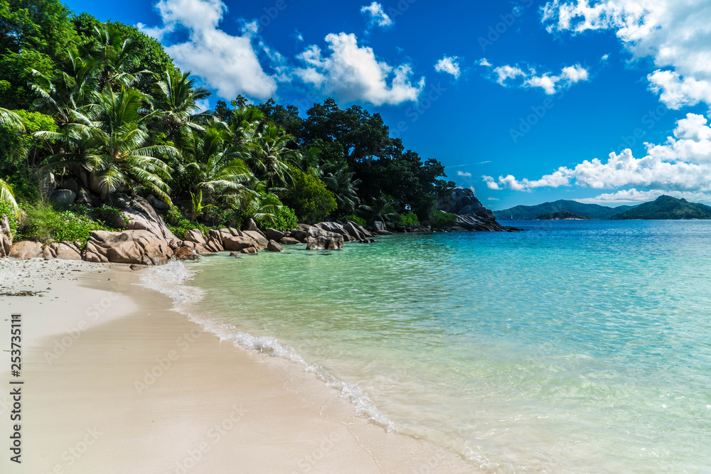 Fototapeta premium seychelles la digue anse severe beach girl model