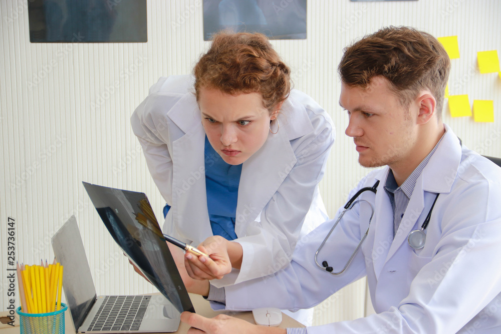 Obraz premium Doctors are examining images from film X-ray, to determine the cause of the patient's illness.