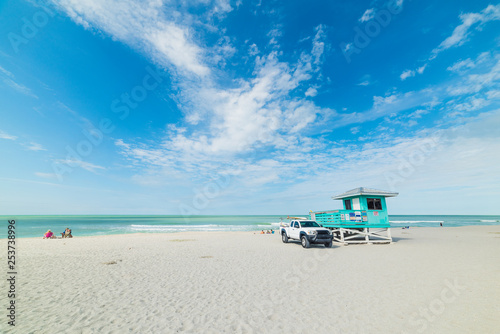 Lifeguard hut and truck in Venice Beach © Gabriele Maltinti