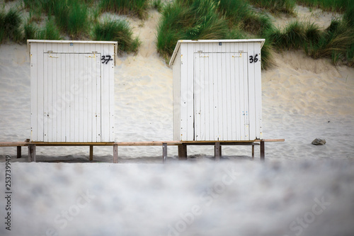 Strandhütte am Strand vor den Dünen. Ferien im Sommer am Meer.