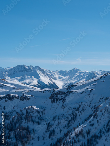Winterlandschaft in den Bergen © thechrisp