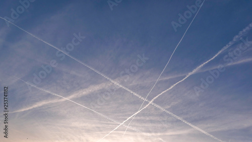 Tableau sur toile traces de nuages faites par la condescendance de l'avion