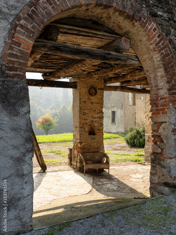 Obraz premium Country house in the Park of Curone at fall