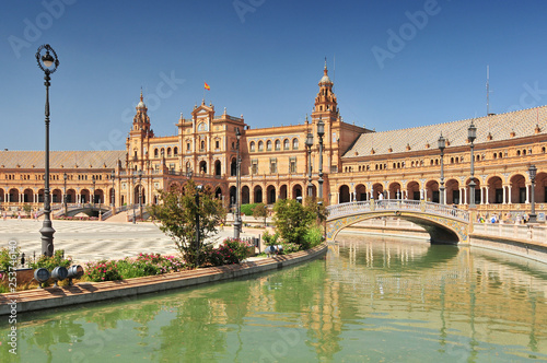 Plaza de Espana  Place d  Espagne   built between 1914 and 1928 by the architect Anibal Gonzalez  Sevilla  Andalucia  Spain.