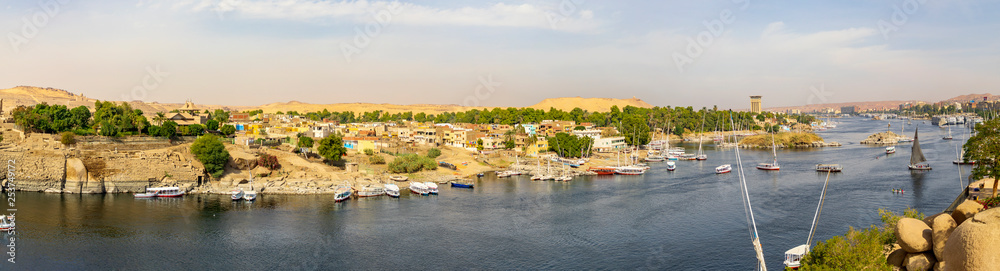 Assuan am Nil in Ägypten, Feluken am Ufer der Insel Elephantine., Panorama.