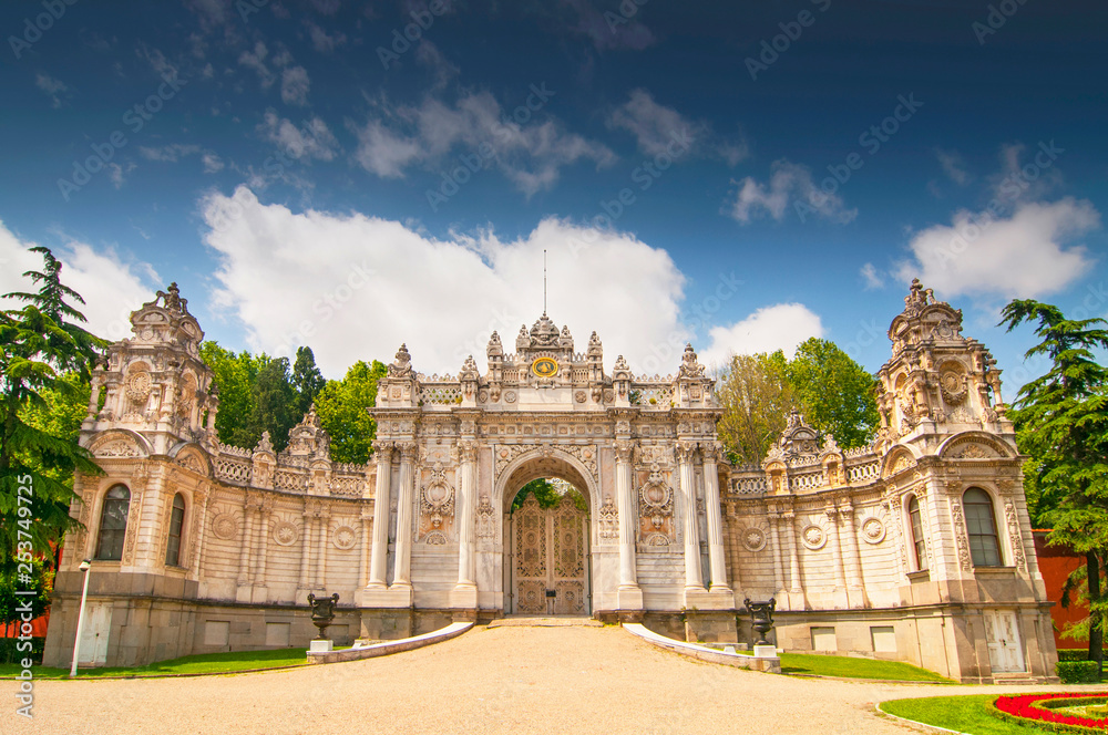 Fototapeta premium One of the entrances to the Dolmabahce Palace in Istanbul, Turkey.