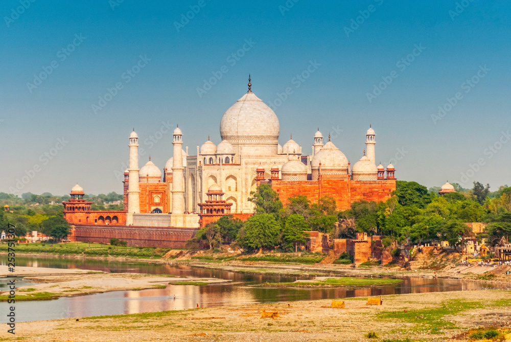 Obraz premium Taj Mahal and Yamuna River, (Northern view of Taj Mahal), Agra, Uttar Pradesh, India.