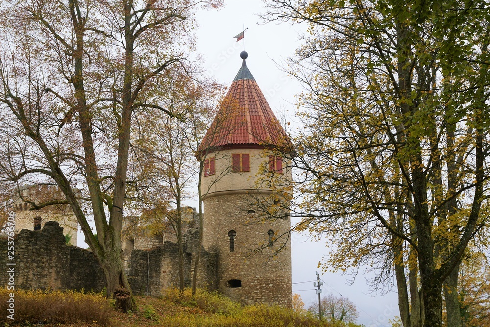 Die Ruine Honberg liegt auf der gleichnamigen Anhöhe inmitten der Stadt Tuttlingen, am Rande des Schwarzwalds und der Schwäbischen Alb. 