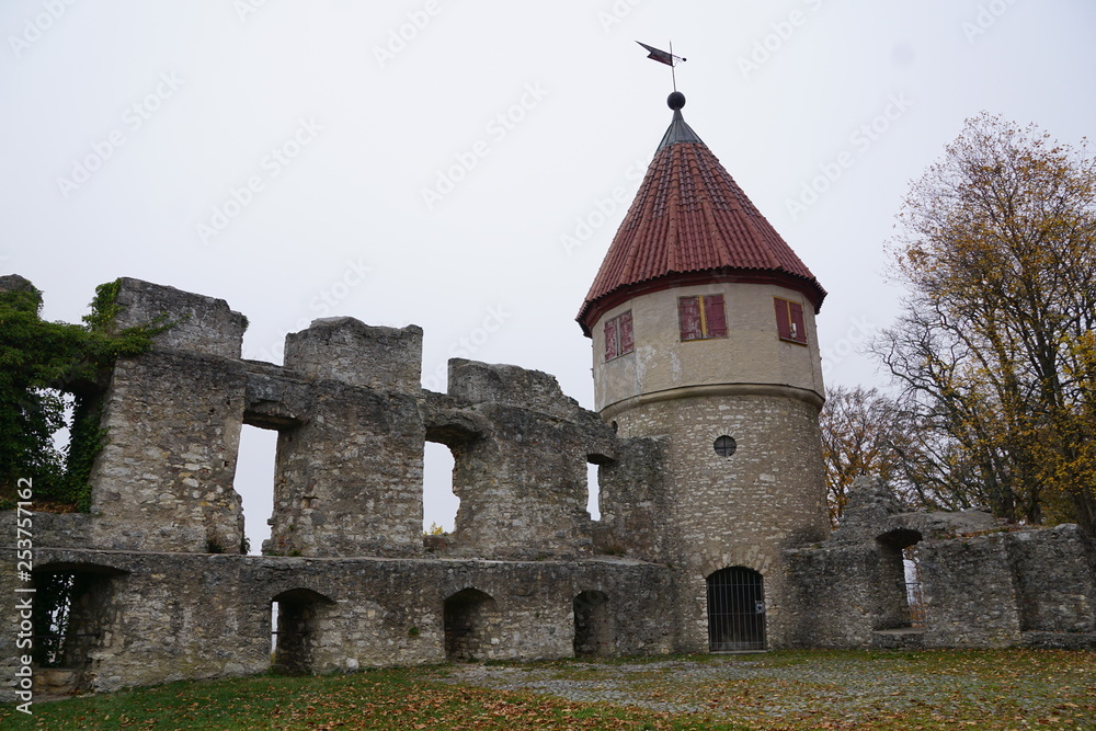 Fototapeta premium Die Ruine Honberg liegt auf der gleichnamigen Anhöhe inmitten der Stadt Tuttlingen, am Rande des Schwarzwalds und der Schwäbischen Alb.