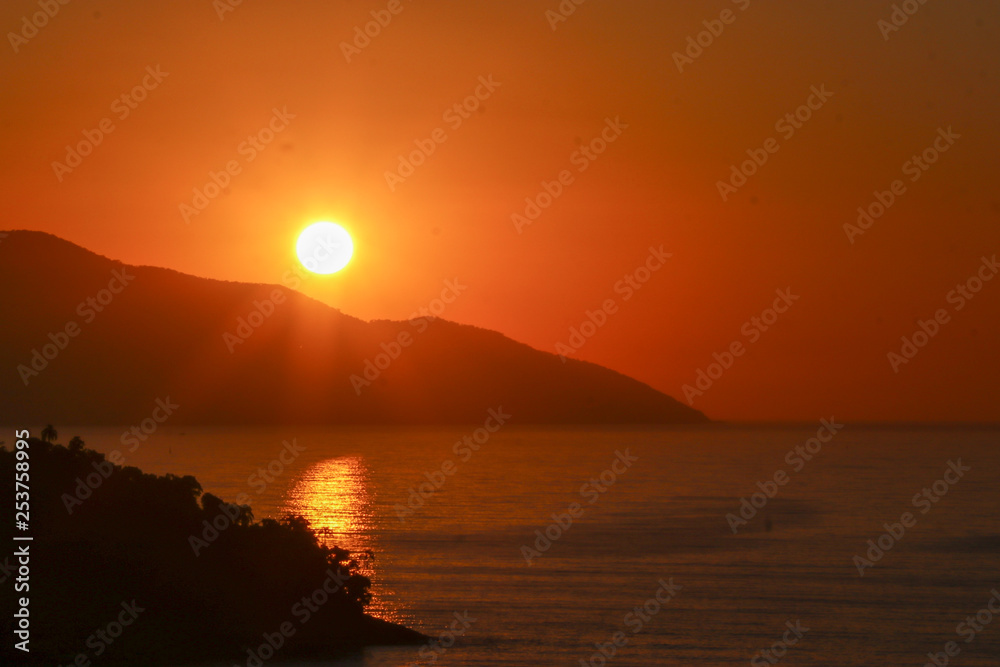 reflejos del sol al amanecer en el mar