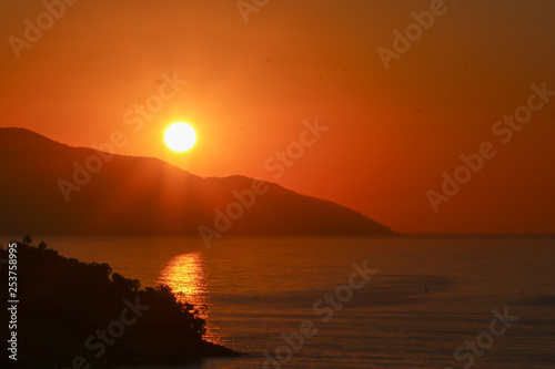 reflejos del sol al amanecer en el mar © willymona