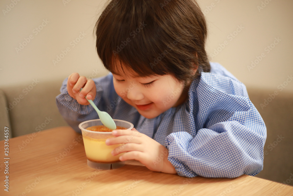 プリンを食べる男の子 プリンを食べる男の子