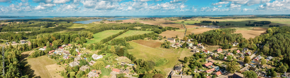 Binnenland der Insel Usedom im Hintergrund der Peenestrom