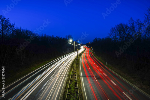 Lichtspuren auf einer Schnellstraße bei Nacht