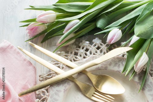 Tulpen, antike rosa Teller und Besteck 