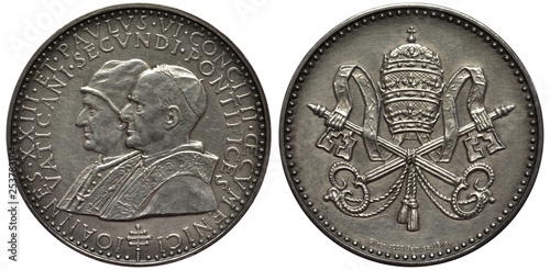 Vatican City token depicting pope Ioannes XXIII and pope Paulus VI , conjoined busts left, papal arms, tiara above crossed keys twinned with ribbon and rope, 