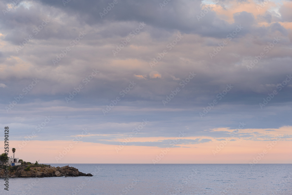 Paisaje de calma en el atardecer con cielo colores pastel , Costa Brava, Cataluña, España