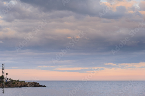 Paisaje de calma en el atardecer con cielo colores pastel , Costa Brava, Cataluña, España