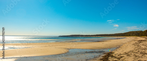 Fototapeta Naklejka Na Ścianę i Meble -  A hot tropical beach in Australia, beautiful blue waters
