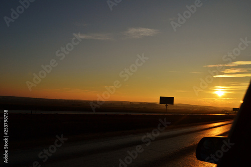 Obraz na płótnie road going into the sunset w salonie