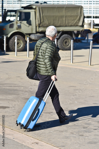 Fotografie pieton gens temps horaire loisir marche valise voyage roulette