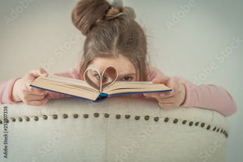 Dziewczynka z książką .