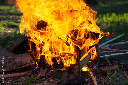 Fotografie Legna che brucia e fiamme in primo piano