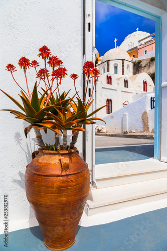 Fototapeta Naklejka Na Ścianę i Meble -  Charming streets of  Santorini island. Architectural details. Greece