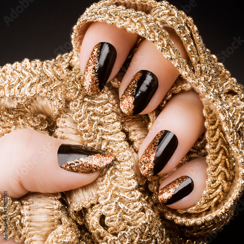 Tableau sur toile golden black nails