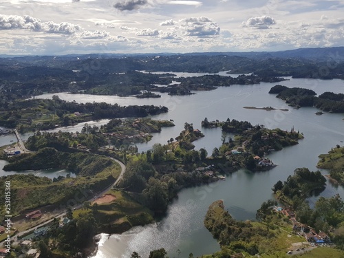 Tablou pe pânză Die wunderschöne Seenlandschaft von Guatape (Kolumbien)