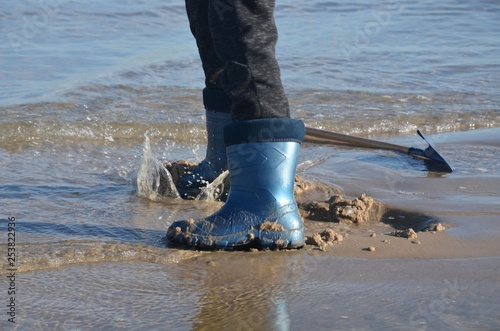 Mit Gummistiefeln am Meer - Sandstrand photo