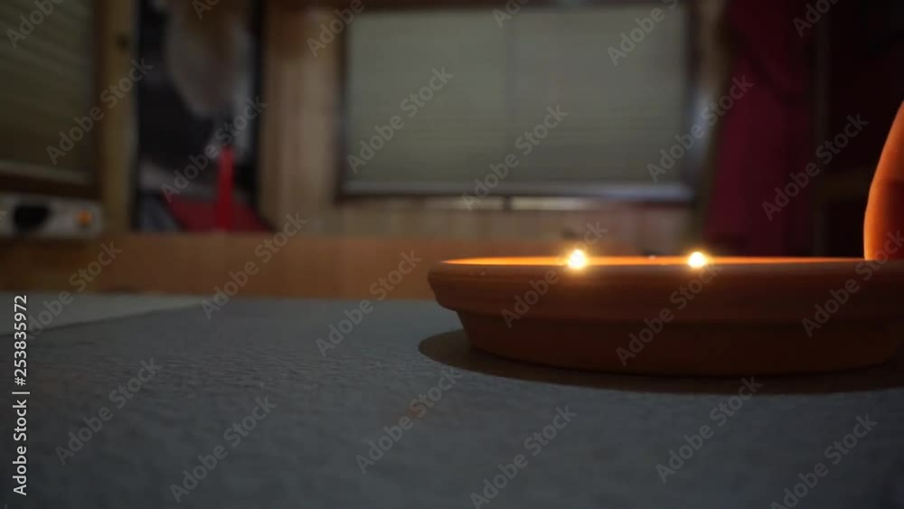 candele nel vaso sul tavolo