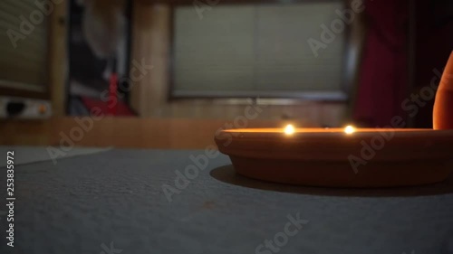 candele nel vaso sul tavolo