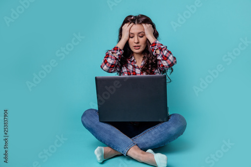 Foto Stressed woman is having problems with computer