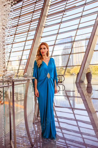 Elegantes Blaues Abendkleid bei Tag in Dubai
