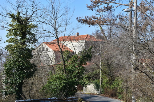 Hotel, Triest, Obelisco, Italien, geschlossen, gesperrt, verlassen, verfallen, Fenster, Fensterflügel, Wand, Mauer, verwachsen, Laub, Park, Hotelpark, verwildert, Stiege, Stufen, Blatt, Etage, Napoleo photo