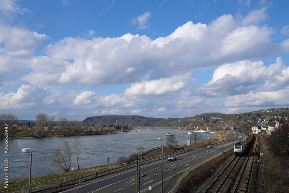 Straßenverkehr und Bahnverkehr am Rhein bei Linz - Stockfoto