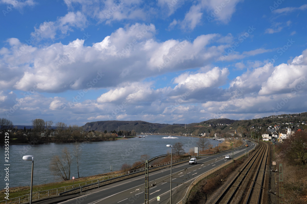 Der Rhein bei Linz mit Bundesstraße B42 und Bahntrasse - Stockfoto