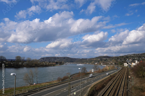 Der Rhein bei Linz mit Bundesstraße B42 und Bahntrasse - Stockfoto