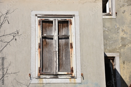 Hotel, Triest, Obelisco, Italien, geschlossen, gesperrt, verlassen, verfallen, Fenster, Fensterflügel, Wand, Mauer, verwachsen, Laub, Park, Hotelpark, verwildert, Stiege, Stufen, Blatt, Etage, Napoleo photo