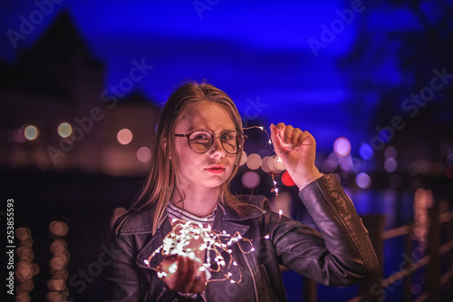 H  bsche Junge Frau mit Sonnenbrille im  Herbst Lifestyle Look