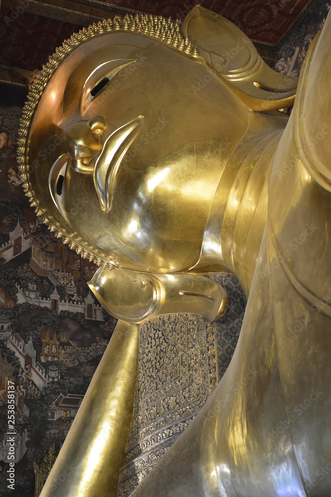 golden statue of buddha