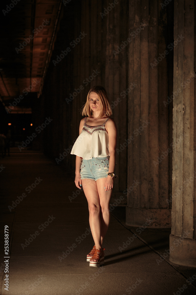 Naklejka premium Hübsche Junge Frau im Coolen Sommer Lifestyle Look